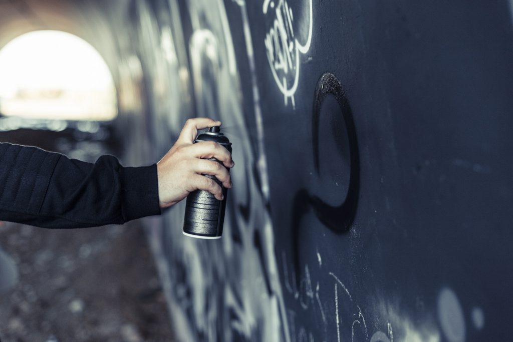 Graffitiul pe clădiri, pedepsit mult mai dur! Amenzi până la 6000 de lei pentru contravenienți! 7