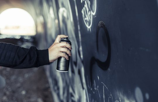 Graffitiul pe clădiri, pedepsit mult mai dur! Amenzi până la 6000 de lei pentru contravenienți! 1