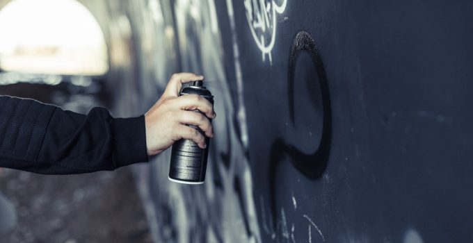 Graffitiul pe clădiri, pedepsit mult mai dur! Amenzi până la 6000 de lei pentru contravenienți! 6