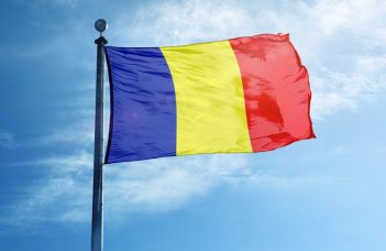Lege adoptată: Drapelul României nu poate conține inscripții sau simboluri în afara celor menționate de lege ca aparținând sferei militare. 9