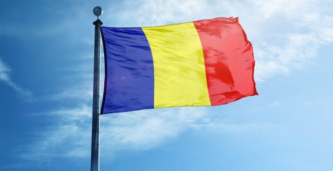Lege adoptată: Drapelul României nu poate conține inscripții sau simboluri în afara celor menționate de lege ca aparținând sferei militare. 3